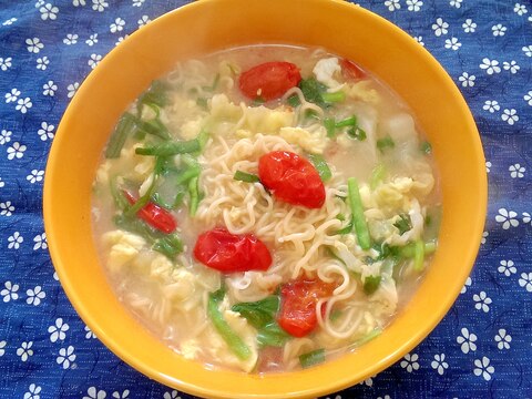 プチトマトとニラとキャベツのとんこつラーメン